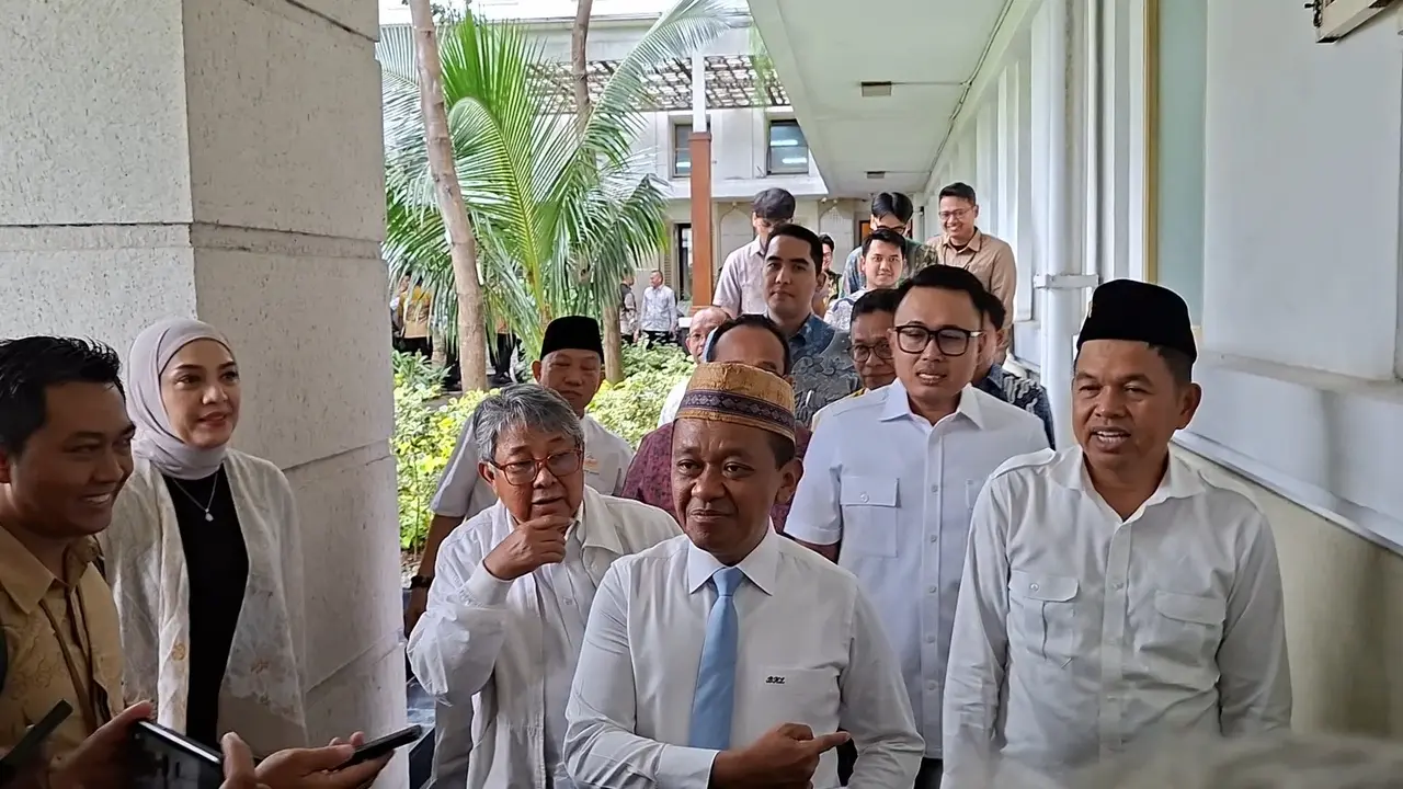 Menteri ESDM, Bahlil Lahadalia di Kantor Kementerian ESDM, Jumat (10/4/2026). (Foto: Liputan6.com/Arief RH)