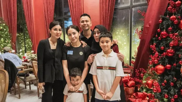 Potret Meriahnya Ulang Tahun Mama Amy, Raffi Ahmad dan Keluarga Besar Beri Kejutan Spesial (credit: https://www.instagram.com/raffinagita1717/)