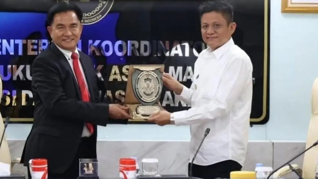 Menteri Koordinator Bidang Hukum, HAM, Imigrasi, dan Pemasyarakatan (Menko Kumham Imipas), Yusril Ihza Mahendra dan Bupati OKU Timur, Lanosin (Istimewa)