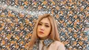 Alex tampil formal mengenakan coat berwarna coklat dengan rambut lurus tergerai. Meskipun memiliki paras yang mirip dengan Rosé, Alex dikenal pengguna TikTok karena kemampuannya dalam mengolah berbagai makanan. (Instagram/@michelealex)