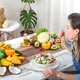 Salah satu rahasia agar pola makan sehat terasa lebih nyaman adalah memilih makanan yang membuat kenyang lebih lama tanpa kalori berlebihan seperti oatmeal, roti gandum, dan nasi merah. [Dok/freepik.com/pvproduction]