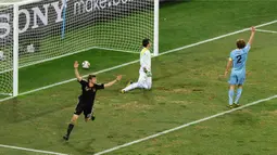Thomas Muller berhasil mencetak gol ke gawang Uruguay dalam pertandingan perebutan tempat ketiga di Piala Dunia 2010. Muller akhirnya terpilih sebagai pemenang Golden Boot di Piala Dunia 2010 usai mencetak lima gol dan tiga assist. (AFP/Carl De Souza)