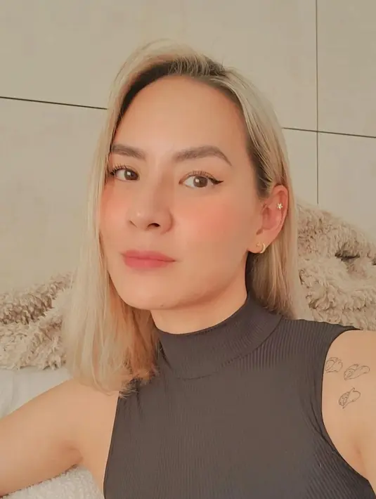 Chantal tetap memilih gaya penampilan yang anggun, berjiwa muda dan bold. Ibu satu anak ini tak henti membuat pangling. (Instagram @chantaldellaconcetta_)