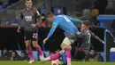 Pemain Napoli Diego Demme dan pemain Leicester Harvey Barnes berebut bola dalam pertandingan Grup C Liga Europa di Stadion Diego Armando Maradona di Naples, Italia, Jumat (10/12/2021). The Foxes terdepak dari Liga Europa karena berada diperingkat ketiga. (AP Photo/Gregorio Borgia)