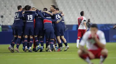 Para pemain Paris Saint-Germain atau PSG merayakan kemenangan atas AS Monaco pada final Piala Prancis di Stade de France, Kamis (20/5/2021) dini hari WIB. PSG sukses mempertahankan gelar juara Piala Prancis usai membungkam AS Monaco 2-0. (AP Photo/Christophe Ena)