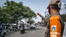 Petugas gabungan Satpol PP, TNI, Polri melakukan razia masker di kawasan Karang Tengah Raya, Lebak Bulus, Jakarta, Senin (14/9/2020). Penertiban terkait pelaksanaan PSBB Jakarta kembali dan memutus rantai penyebaran COVID 19. (Liputan6.com/Faizal Fanani)