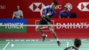 Pebulu tangkis tunggal putra Indonesia Christian Adinata melakukan smash ke arah lawannya pebulu tangkis tunggal putra Belanda Mark Caljouw pada babak kualifikasi turnamen Daihatsu Indonesia Masters 2023 di Istora Gelora Bung Karno, Jakarta, Selasa (24/1/2023). Christian Adinata menang atas Mark Caljouw dengan skor 20-22, 21-14, dan 21-17. (Liputan6.com/Herman Zakharia)