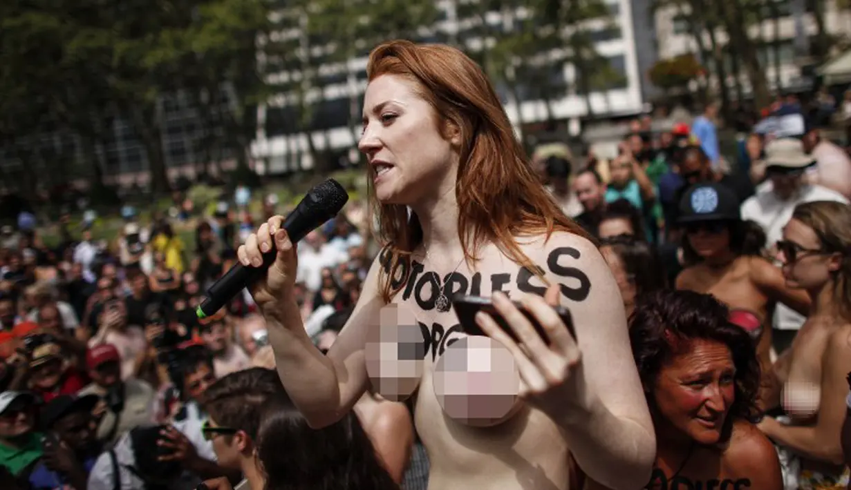 Rachel Jessee berorasi sambil bertelanjang dada dalam parade GoTopless di Manhattan, New York City, Minggu (23/8/2015). Aksi tersebut menuntut persamaan hak untuk bertelanjang dada seperti pria. (Kena Betancur/Getty Images/AFP)