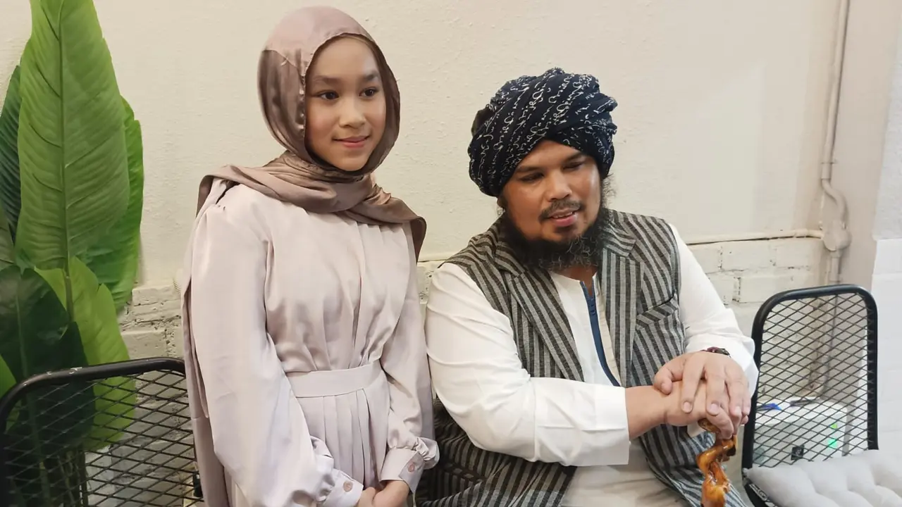 Ustad Derry Sulaiman berkolaborasi dengan Azka, seorang penyanyi cilik berbakat asal Jawa Timur.