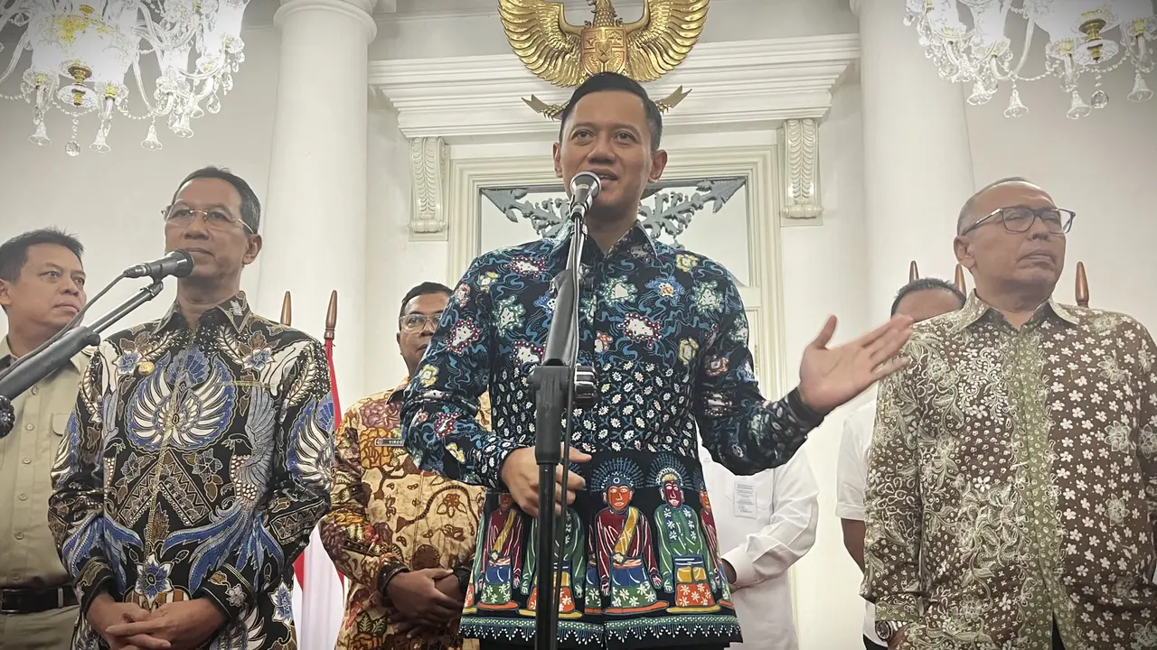 Ketua Umum (Ketum) Partai Demokrat Agus Harimurti Yudhoyono (AHY)  saat berada di Balai Kota Jakarta, Selasa (2/4/2024).