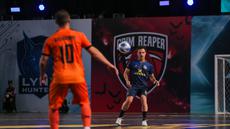 Pemain Fury Skuad, Falcao (kanan) berusaha melepaskan tembakan dibayangi pemain Nova Titans, Ricardinho dalam laga Futsal X Series 2 di GOR UNJ, Rawamangun, Jakarta, Sabtu (17/01/2026). (Bola.com/Bagaskara Lazuardi)