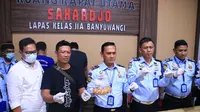 Kepala Lapas Banyuwangi Wahyu Indarto (Tengah) tunjukan barang bukti sabu- sabu dan kripik dlam konfrensi pers di Lapas Banyuwangi (Hermawan Arifianto/Liputan6.com)