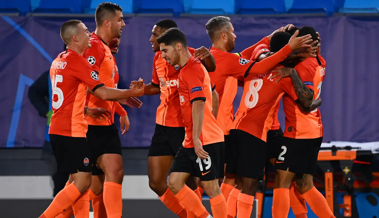 Pemain Shaktar Donetsk merayakan gol yang dicetak ke gawang Real Madrid pada laga Liga Champions 2020/2021 di Estadio Alfredo Di Stefano, Rabu (21/10/2020) malam WIB. Real Madrid kalah 2-3 oleh Shaktar Donetsk. (AFP/Gabriel Bouys)