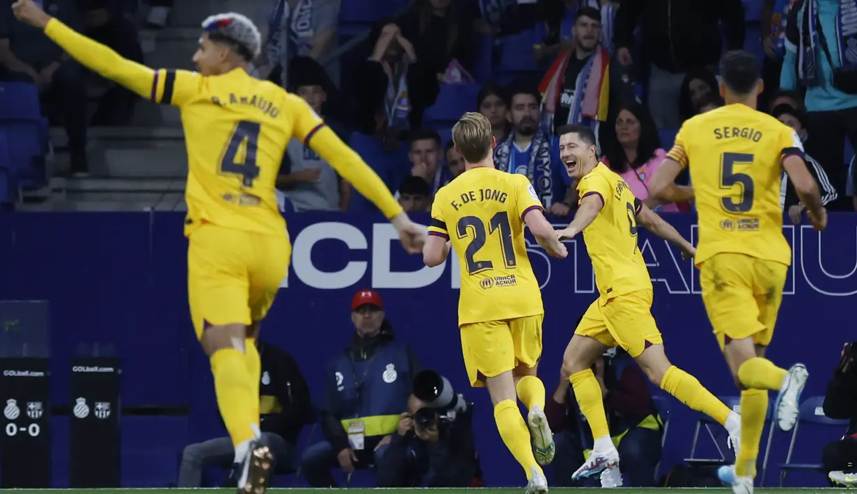 Kemenangan di markas Espanyol itu membuat Barcelona kini memiliki 85 poin dari 34 laga, unggul 14 poin dari Real Madrid yang berada di posisi kedua. Barcelona pun memastikan diri sebagai juara dan tak lagi bisa dikejar oleh rivalnya. (AP Photo/Joan Monfort)