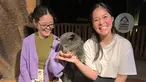 Dua kakak beradik artis yang populer di era 2000-an ini memang sudah tidak lama meninggalkan Indonesia. Gracia Indri tinggal di Belanda bersama suami, sementara Gisela berada di Toronto setelah lulus kuliah. Senang pulang ke Indonesia, keduanya pun pamer makan nasi padang, sampai pergi berlibur ke Taman Safari. (Liputan6.com/IG/@graciaz14)