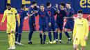 Para pemain Atletico Madrid merayakan gol yang dicetak oleh Joao Felix ke gawang Villareal pada laga Liga Spanyol di Stadion Ceramica, Minggu (28/2/2021). Atletico Madrid menang dengan skor 2-0. (AP/Jose Breton)