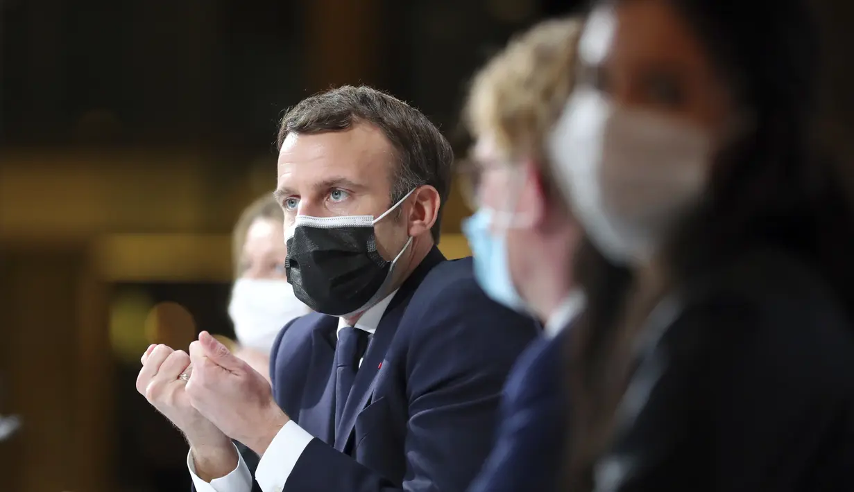 Presiden Prancis Emmanuel Macron menyampaikan pidato pada Konvensi Warga tentang Iklim, di Paris, Senin (14/12/2020). Macron mengatakan akan mengisolasi dirinya sendiri selama tujuh hari. "Dia akan terus bekerja dan menjaga aktivitasnya dari jarak jauh,". (AP Photo/Thibault Camus, Pool)