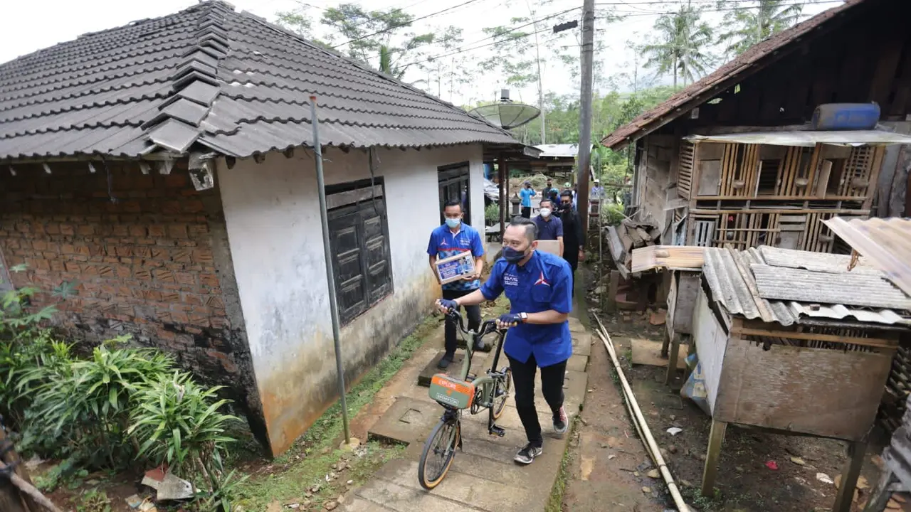 Ibas menggowes sepeda untuk membagikan langsung sembako untuk warga Pacitan. (Istimewa)