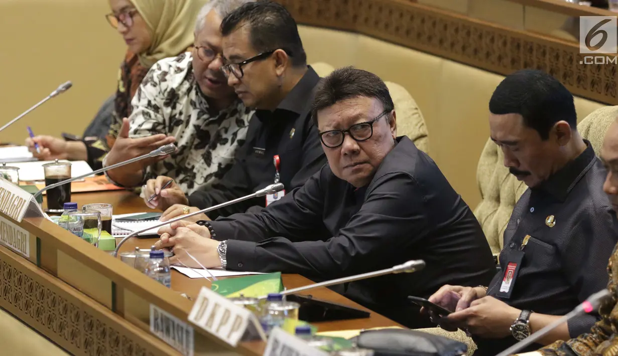 Mendagri, Tjahjo Kumolo (tengah) bersama pimpinan KPU dan Bawaslu saat mengikuti rapat kerja/rapat dengar pendapat dengan Komisi II DPR di Kompleks Parlemen, Jakarta, Kamis (26/9/2019). Rapat membahas evaluasi Pemilu 2019 dan persiapan Pilkada Serentak 2020. (Liputan6.com/Helmi Fithriansyah)