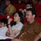 Gubernur DKI Jakarta Basuki T Purnama alias Ahok bersama istri saat menyaksikan film Comic 8 di Djakarta Theatre, Jakarta, Jumat (18/3). Film yang disutradarai Anggy Umbara ini meraih penghargaan Poster Film Terbaik. (Liputan6.com/Herman Zakharia)