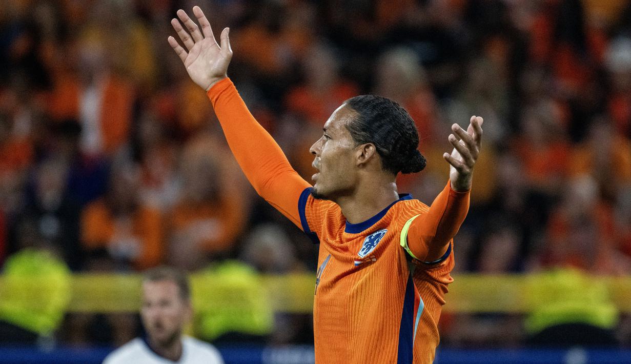 Inggris mendapat penalti setelah Harry Kane dilanggar Denzel Dumfries di kotak terlarang. (Jewel SAMAD / AFP)