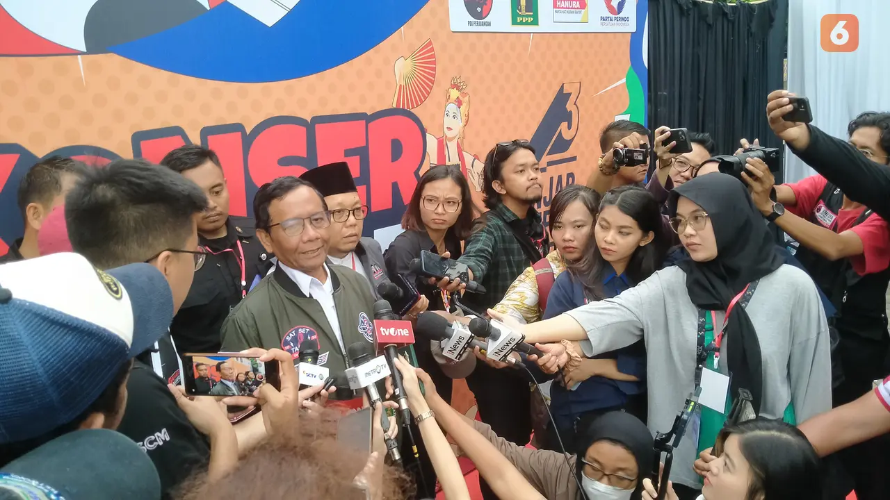 Calon Wakil Presiden nomor urut 03, Mahfud MD memberikan keterangan Pers kepada wartawan usai berkampanye di RTH Maaron Genteng (Hermawan Arifianto/Liputan6.com)