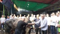 Direktur Utama PT Pegadaian Damar Latri Setiawan secara simbolis menyerahkan hewan kurban di Rumah Potong Hewan (RPH) Amanah Bersama Agro Bekasi, Jawa Barat pada Senin (09/06/2025).