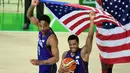 Guard Demar Derozan (kiri) dan Kyle Lowry merayakan keberhasilan timnya meraih medali emas setelah mengalahkan Serbia 96-66 di Carioca Arena 1,  Rio de Janeiro,(22/8/2016) dini hari WIB. AFP/Emmanuel Dunand)