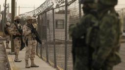 Anggota Angkatan Darat Meksiko mengamankan area di luar Penjara Ciudad Juarez Nomor 3 setelah terjadi serangan di Ciudad Juarez, Chihuahua, Meksiko, 1 Januari 2023. Sebanyak 24 narapidana dilaporkan kabur dari penjara saat serangan bersenjata itu terjadi. (HERIKA MARTINEZ/AFP)