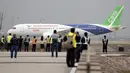 Sejumlah orang melihat penerbangan perdana pesawat penumpang jet C919 di Bandara Internasional Pudong, Shanghai, Jumat (5/5). Pesawat penumpang pertama buatan China itu akan menjalani uji terbang di ketinggian 3.000 meter. (AP Photo/Andy Wong, Pool)