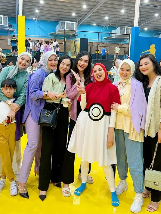 <p>"Mama mama Pikacuuuu #birthdaykanaka," tulis Juliana Moechtar membagikan beberapa potretnya. [Instagram/julianamoechtar]</p>