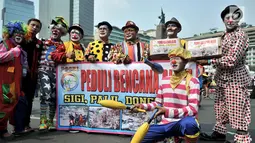Paguyuban Seniman Badut Indonesia (PASBI) menggelar aksi Peduli Bencana Alam untuk Sulawesi Tengah di area car free day (CFD), Jakarta, Minggu (14/10). Mereka menggalang dana untuk disalurkan kepada korban bencana Sulteng. (Merdeka.com/Iqbal Nugroho)