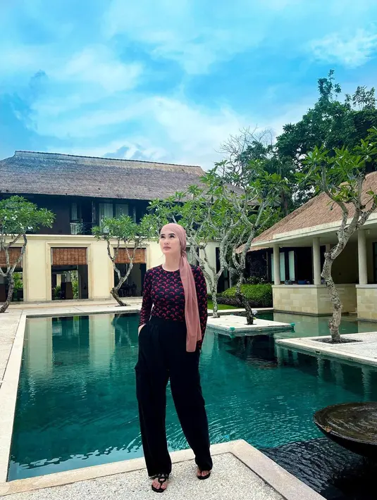 Sebaliknya, Stevie Agnecya tak banyak berkomentar atas tuduhan netizen. Sebaliknya, Netizen lain meminta agar Stevi tetap tenang dan tak menanggapi kritikan, karena mereka memaklumi jika Stevi masih belajar. (Liputan6.com/IG/@steviagnecya).