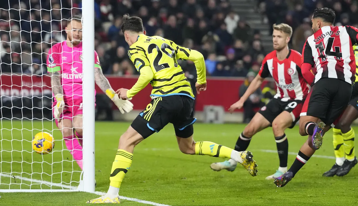 Pemain Arsenal, Kai Havertz mencetak gol kemenangan Arsenal ke gawang Brentford pada laga pekan ke-13 Liga Inggris 2023/2024 di Gtech Community Stadium, London, Inggris, Minggu (26/11/2023) dini hari WIB. (AP Photo/Kirsty Wigglesworth)