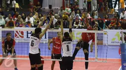 Tim voli Kopassus melawan Bandung Tectona di ajang Danjen Kopassus BNI 46 Volley Ball Tournament di Cijantung, Jakarta, Minggu (2/4). Sempat tertinggal dua set, Kopassus berhasil membungkam Bandung Tectona. (Liputan6.com/Helmi Afandi)