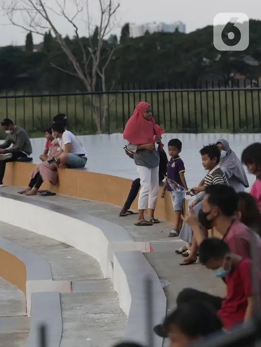 Warga saat menghabiskan waktu untuk menunggu berbuka puasa di Waduk Mookervart di Kalideres, Jakarta Barat, Minggu (9/5/2021). Waduk Mookervart tersebut dimanfaatkan oleh warga sekitar untuk ngabuburit atau menunggu waktu berbuka puasa tiba. (Liputan6.com/Angga Yuniar)