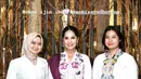 Lengkapi tampilan ibu pejabatnya, Annisa Pohan kenakan heels peach metalik dari Amina Muaddi. Diperkirakan heels ini dibanderol dengan harga Rp16 jutaan [@annisayudhoyono]