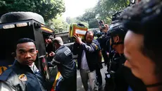 Petugas kepolisian memasukkan barang bukti hasil penggeledahan dari rumah di Sentul terkait dugaan kasus korupsi ke dalam gedung Direktorat Reserse Kriminal Khusus (Disreskrimsus) Polda Metro Jaya, Kamis (9/7/2026), (KLY/Budy Santoso)