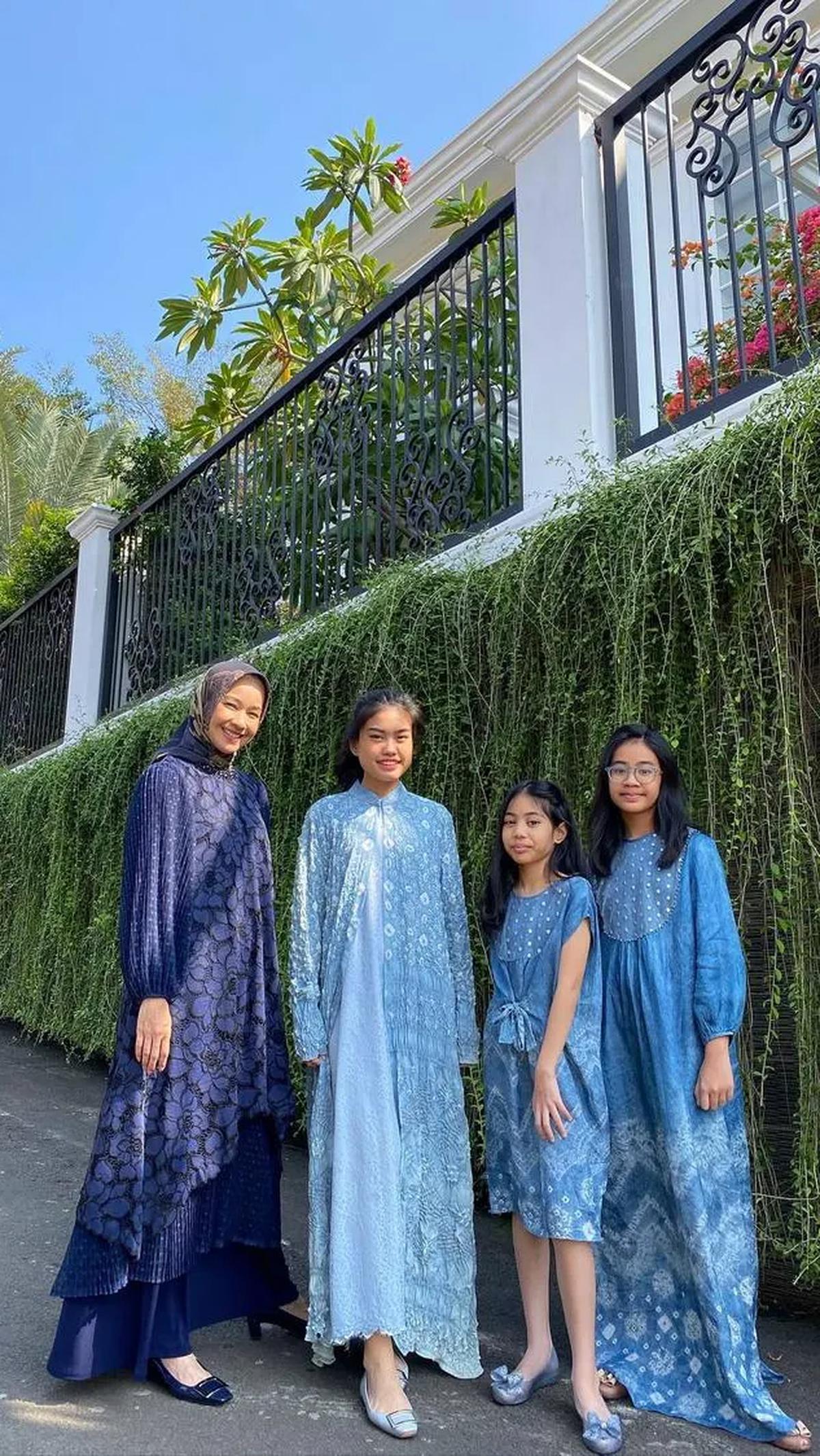 Berikut adalah salah satu momen kebersamaan Alya Rohali dengan ketiga putrinya. Dari potret ini terlihat bahwa Adjani, Nadja, dan Diarra, ketiga anak Alya Rohali, memiliki wajah yang cantik dan memesona seperti sang ibu.