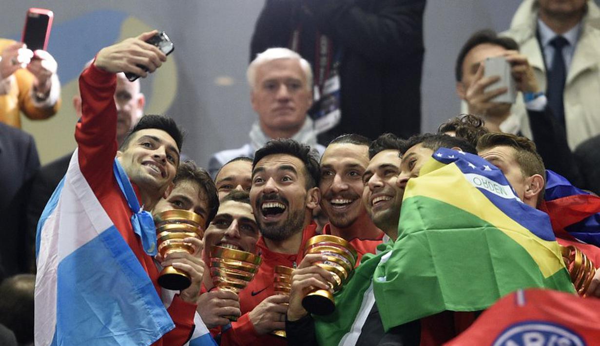 Sebelum berfoto resmi, Javier Pastore mengabadikan momen dengan berselfie bersama rekan-rekannya (MARTIN BUREAU / AFP)