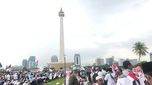 Masa aksi Bela Palestina dari berbagai daerah memadati Tugu Monas, Jakarta. (Yunizafira Putri)