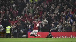 Gelandang Manchester United, Scott McTominay berselebrasi usai mencetak gol ke gawang Burnley pada pertandingan lanjutan Liga Inggris di di Old Trafford, Inggris, Jumat (31/12/2021). Berkat kemenangan tersebut, Man United naik satu tingkat di klasemen sementara Premier League. (AP Photo/Rui Vieira)