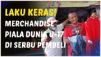 Berita video merchandise resmi Piala Dunia U-17 2023 laku keras diserbut pembeli yang hadir di Stadion Gelora Bung Tomo (GBT), Surabaya.