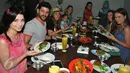 Para pemain serial ‘Elif’ menikmati makan siang di salah satu resto yang cukup terkenal di Bali, Selasa (25/8/2015). Usai mengisi acara puncak HUT SCTV ke-25, para bintang Elif itu melanjutkan perjalanan berliburnya ke Bali. (Liputan6.com/Herman Zakharia)