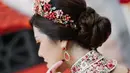Pemanis pada penampilan Tina Toon adalah hair piece berupa bando dari bunga yang serasi dengan bordiran pada cheongsam yang dikenakannya. Foto: Instagram.