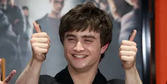 Daniel Radcliffe nampaknya miliki nasib yang sama dengan Harry Potter. Keduanya tak lulus SMA. Hal itu dikarenakan kepercayaan dirinya bahkan dihancurkan oleh beberapa guru. (VALERIE MACON / AFP)