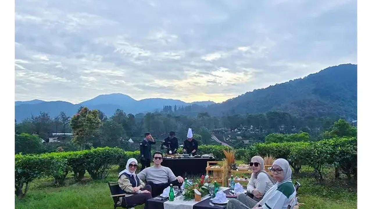 6 Potret Piknik Mewah Syahrini dan Reino Barack, Nikmati Sarapan di Kebun Teh