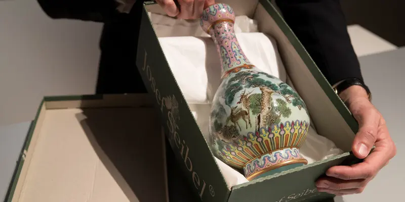 Vas Kaisar China dari Abad Ke-18 Dilelang