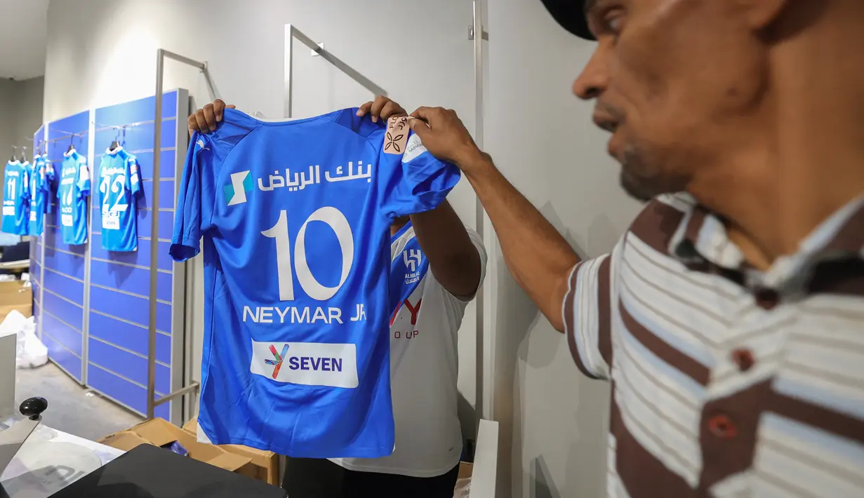 Neymar telah menyelesaikan kepindahannya dari Paris Saint-Germain ke klub Liga Pro Saudi, Al Hilal, Selasa (15/8/2023). (Photo by Fayez Nureldine / AFP)