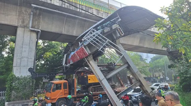 Titik Kemacetan Imbas Truk Angkut Alat Berat Tabrak JPO Tendean